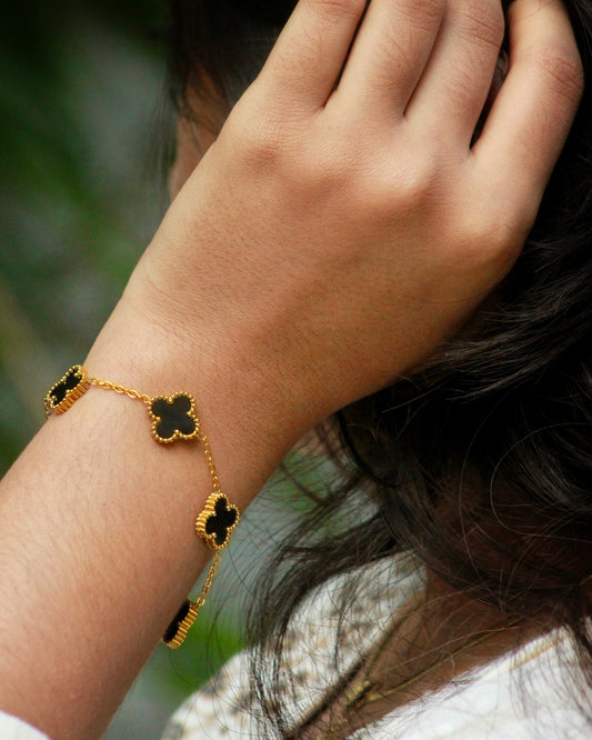 π€ The Noir Bloom Bracelet β Timeless Elegance in Black & Gold